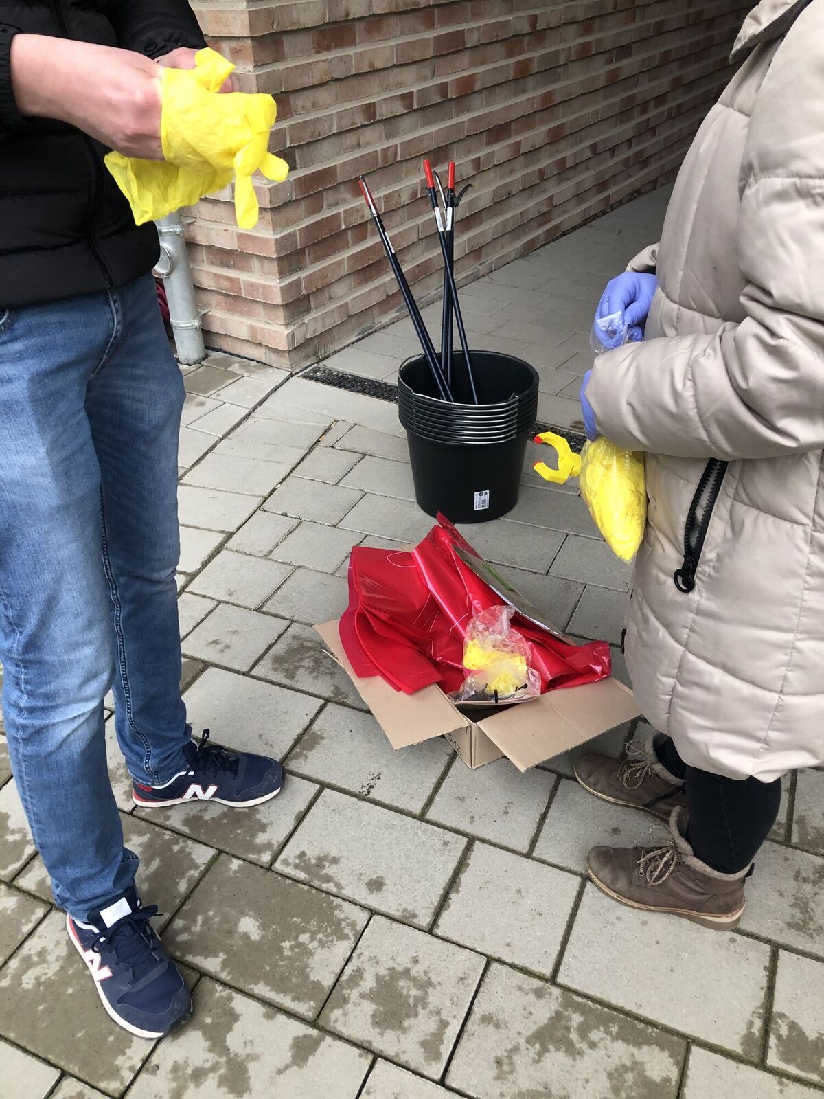 Anziehen der Handschuhe