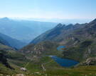 Bergpanorama mit Hütte und See