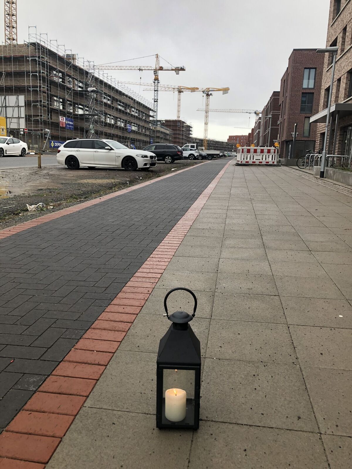 Friedenslicht auf der Straße im Neubaugebiet