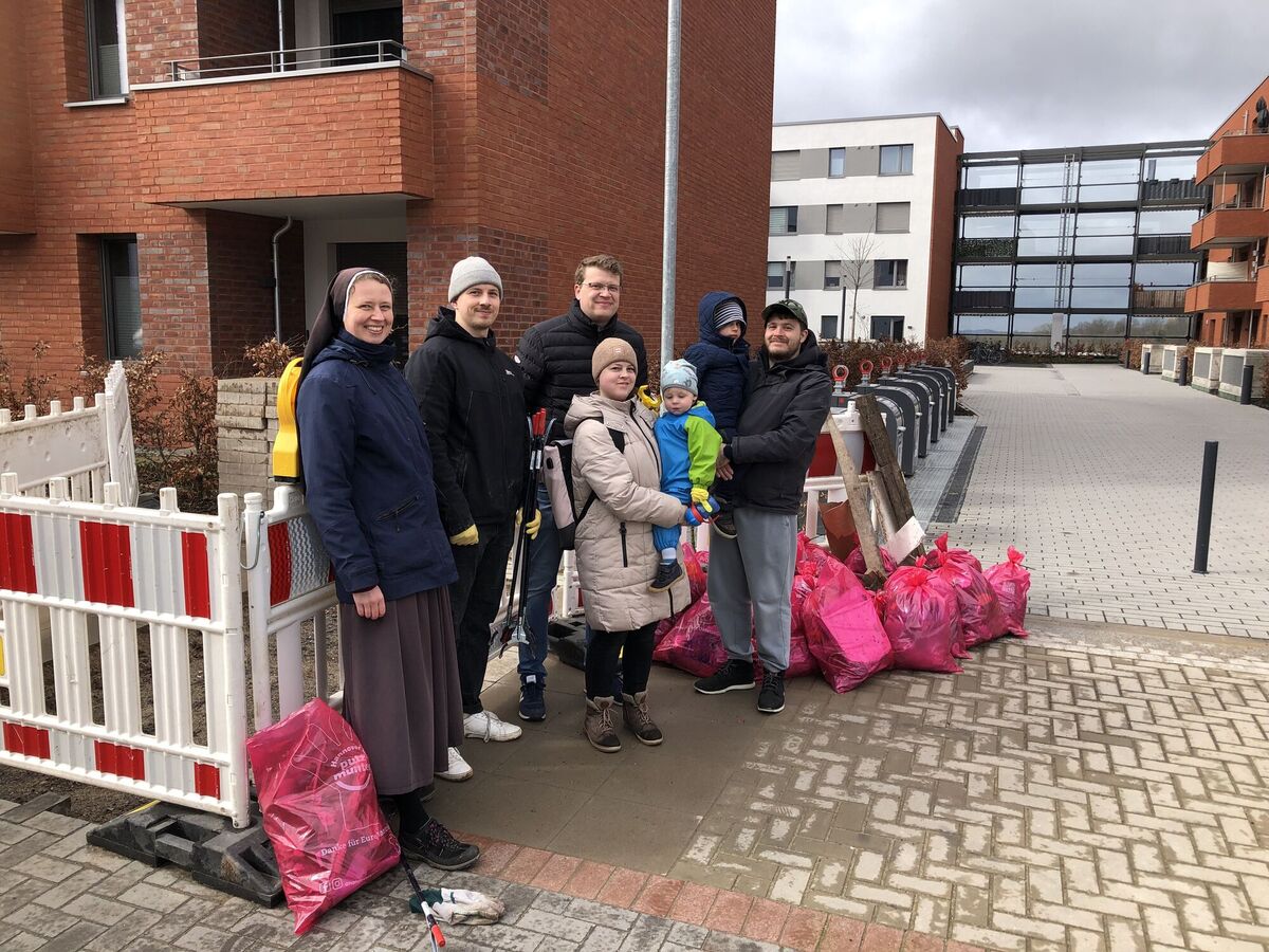 Gruppenbild mit Müllsäcken